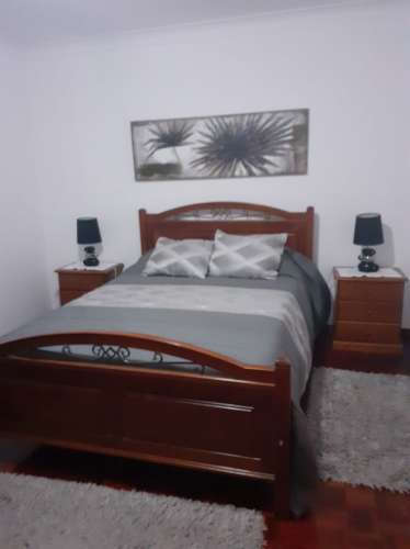 VENDE-SE MORADIA NO CENTRO DA VILA DAS VELAS, ILHA DE SÃO JORGE