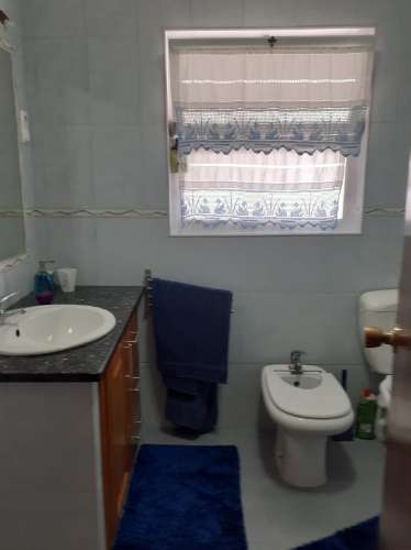 VENDE-SE MORADIA NO CENTRO DA VILA DAS VELAS, ILHA DE SÃO JORGE