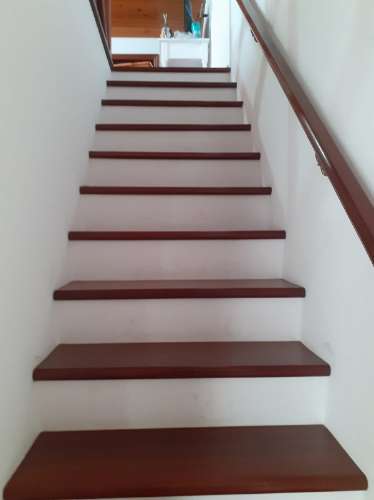 VENDE-SE MORADIA NO CENTRO DA VILA DAS VELAS, ILHA DE SÃO JORGE