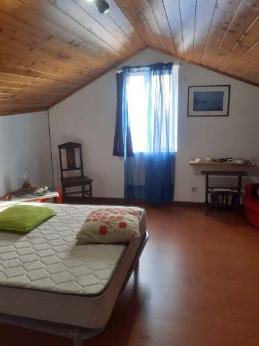 VENDE-SE MORADIA NO CENTRO DA VILA DAS VELAS, ILHA DE SÃO JORGE