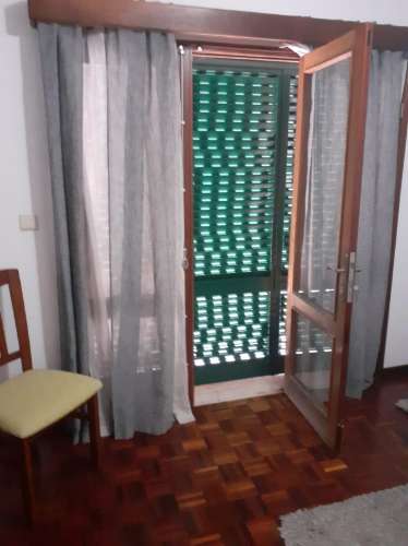 VENDE-SE MORADIA NO CENTRO DA VILA DAS VELAS, ILHA DE SÃO JORGE