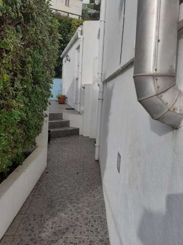 VENDE-SE MORADIA NO CENTRO DA VILA DAS VELAS, ILHA DE SÃO JORGE