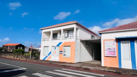 VENDE-SE IMÓVEL PARA 4 APARTAMENTOS OU COMÉRCIO (T3 + T2 + T1 + T1), LUGAR DO MONTE, CANDELÁRIA, MADALENA DO PICO