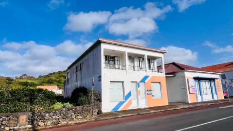 VENDE-SE IMÓVEL PARA 4 APARTAMENTOS OU COMÉRCIO (T3 + T2 + T1 + T1), LUGAR DO MONTE, CANDELÁRIA, MADALENA DO PICO