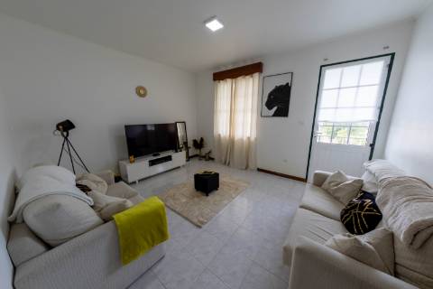 VENDE-SE IMÓVEL PARA 4 APARTAMENTOS OU COMÉRCIO (T3 + T2 + T1 + T1), LUGAR DO MONTE, CANDELÁRIA, MADALENA DO PICO