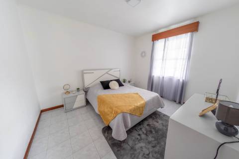 VENDE-SE IMÓVEL PARA 4 APARTAMENTOS OU COMÉRCIO (T3 + T2 + T1 + T1), LUGAR DO MONTE, CANDELÁRIA, MADALENA DO PICO