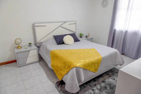 VENDE-SE IMÓVEL PARA 4 APARTAMENTOS OU COMÉRCIO (T3 + T2 + T1 + T1), LUGAR DO MONTE, CANDELÁRIA, MADALENA DO PICO