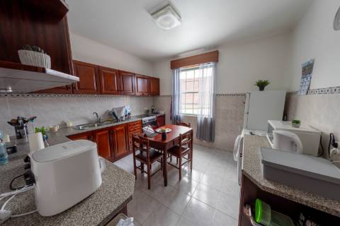 VENDE-SE IMÓVEL PARA 4 APARTAMENTOS OU COMÉRCIO (T3 + T2 + T1 + T1), LUGAR DO MONTE, CANDELÁRIA, MADALENA DO PICO