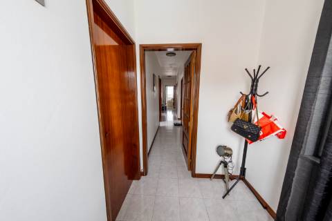 VENDE-SE IMÓVEL PARA 4 APARTAMENTOS OU COMÉRCIO (T3 + T2 + T1 + T1), LUGAR DO MONTE, CANDELÁRIA, MADALENA DO PICO