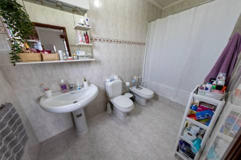 VENDE-SE IMÓVEL PARA 4 APARTAMENTOS OU COMÉRCIO (T3 + T2 + T1 + T1), LUGAR DO MONTE, CANDELÁRIA, MADALENA DO PICO