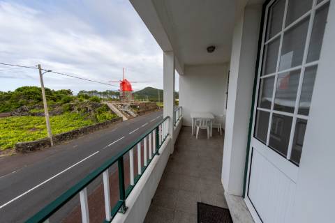 VENDE-SE IMÓVEL PARA 4 APARTAMENTOS OU COMÉRCIO (T3 + T2 + T1 + T1), LUGAR DO MONTE, CANDELÁRIA, MADALENA DO PICO