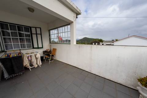 VENDE-SE IMÓVEL PARA 4 APARTAMENTOS OU COMÉRCIO (T3 + T2 + T1 + T1), LUGAR DO MONTE, CANDELÁRIA, MADALENA DO PICO