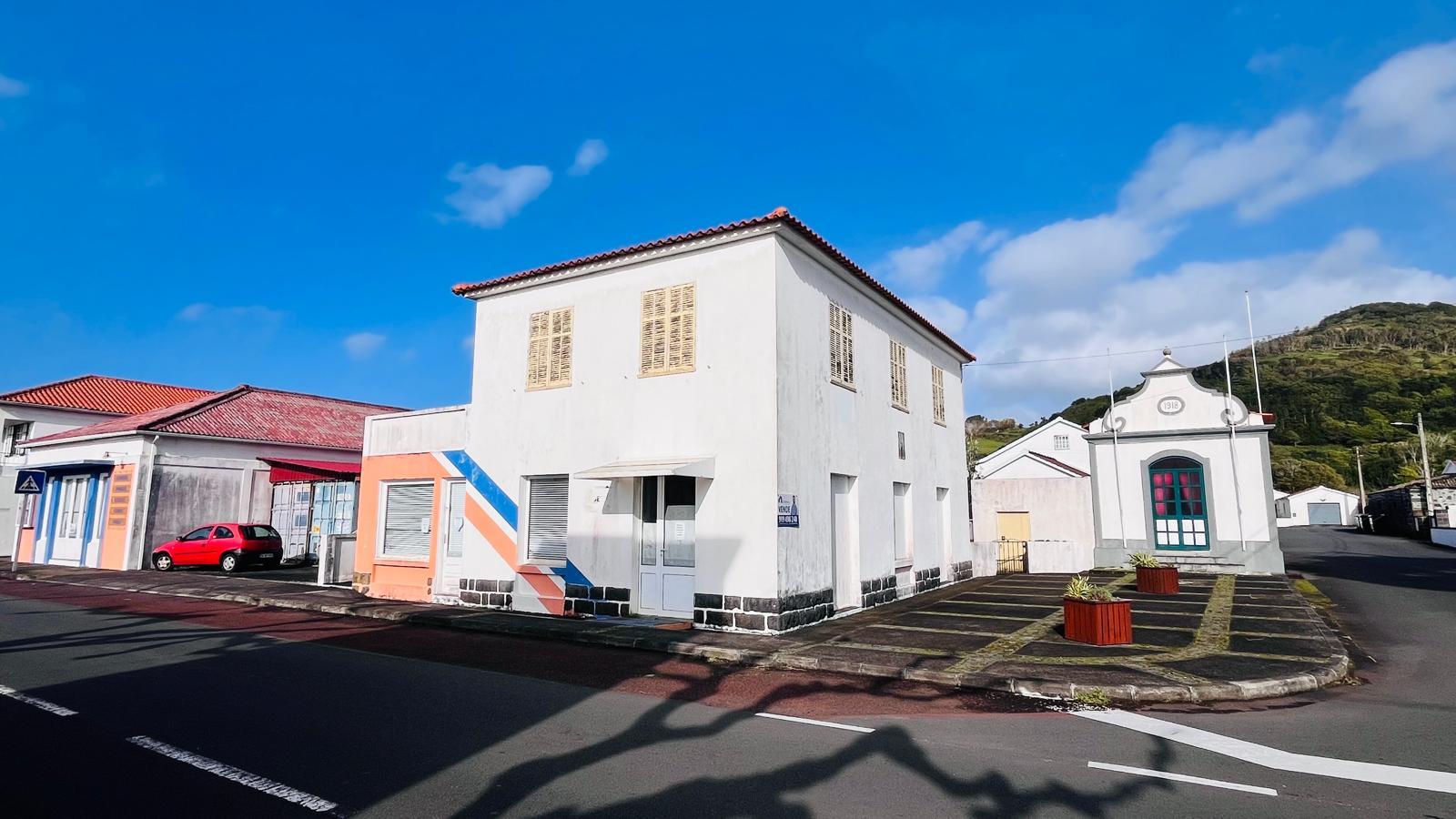VENDE-SE IMÓVEL COM APARTAMENTO T3 E ZONA DE COMÉRCIO, LUGAR DO MONTE, CANDELÁRIA, MADALENA DO PICO