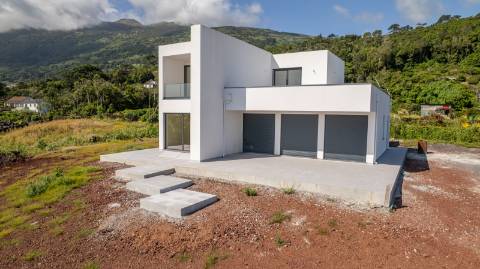 VENDE-SE MORADIA NOVA E EXCLUSIVA COM VISTA PANORÂMICA - PRAINHA, SÃO ROQUE DO PICO