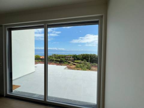 VENDE-SE MORADIA NOVA E EXCLUSIVA COM VISTA PANORÂMICA - PRAINHA, SÃO ROQUE DO PICO