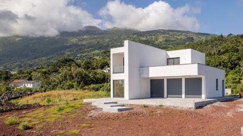 VENDE-SE MORADIA NOVA E EXCLUSIVA COM VISTA PANORÂMICA - PRAINHA, SÃO ROQUE DO PICO