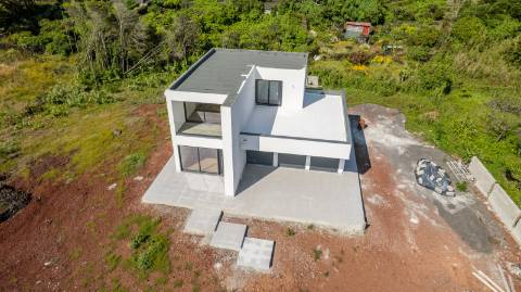 VENDE-SE MORADIA NOVA E EXCLUSIVA COM VISTA PANORÂMICA - PRAINHA, SÃO ROQUE DO PICO