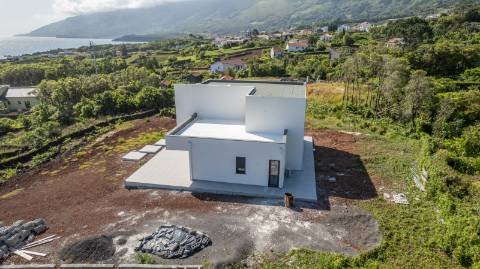VENDE-SE MORADIA NOVA E EXCLUSIVA COM VISTA PANORÂMICA - PRAINHA, SÃO ROQUE DO PICO