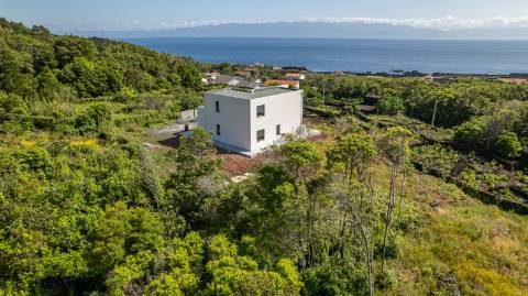 VENDE-SE MORADIA NOVA E EXCLUSIVA COM VISTA PANORÂMICA - PRAINHA, SÃO ROQUE DO PICO