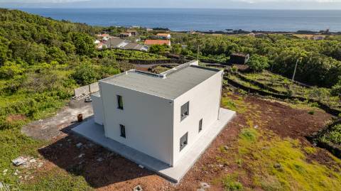 VENDE-SE MORADIA NOVA E EXCLUSIVA COM VISTA PANORÂMICA - PRAINHA, SÃO ROQUE DO PICO