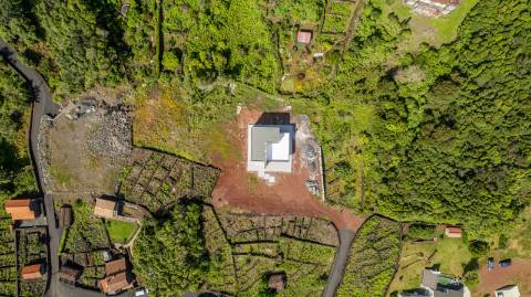 VENDE-SE MORADIA NOVA E EXCLUSIVA COM VISTA PANORÂMICA - PRAINHA, SÃO ROQUE DO PICO