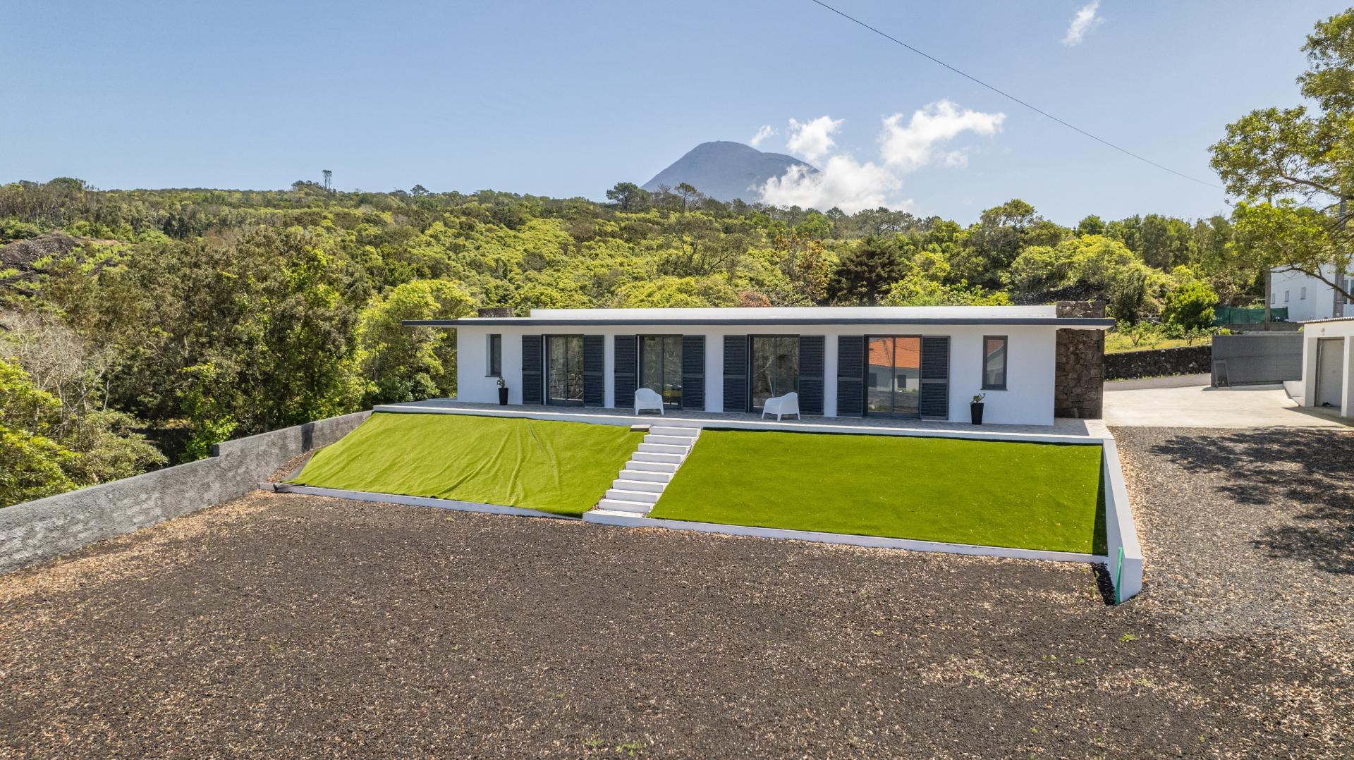 VENDE-SE MORADIA NA CANDELÁRIA, MADALENA DO PICO