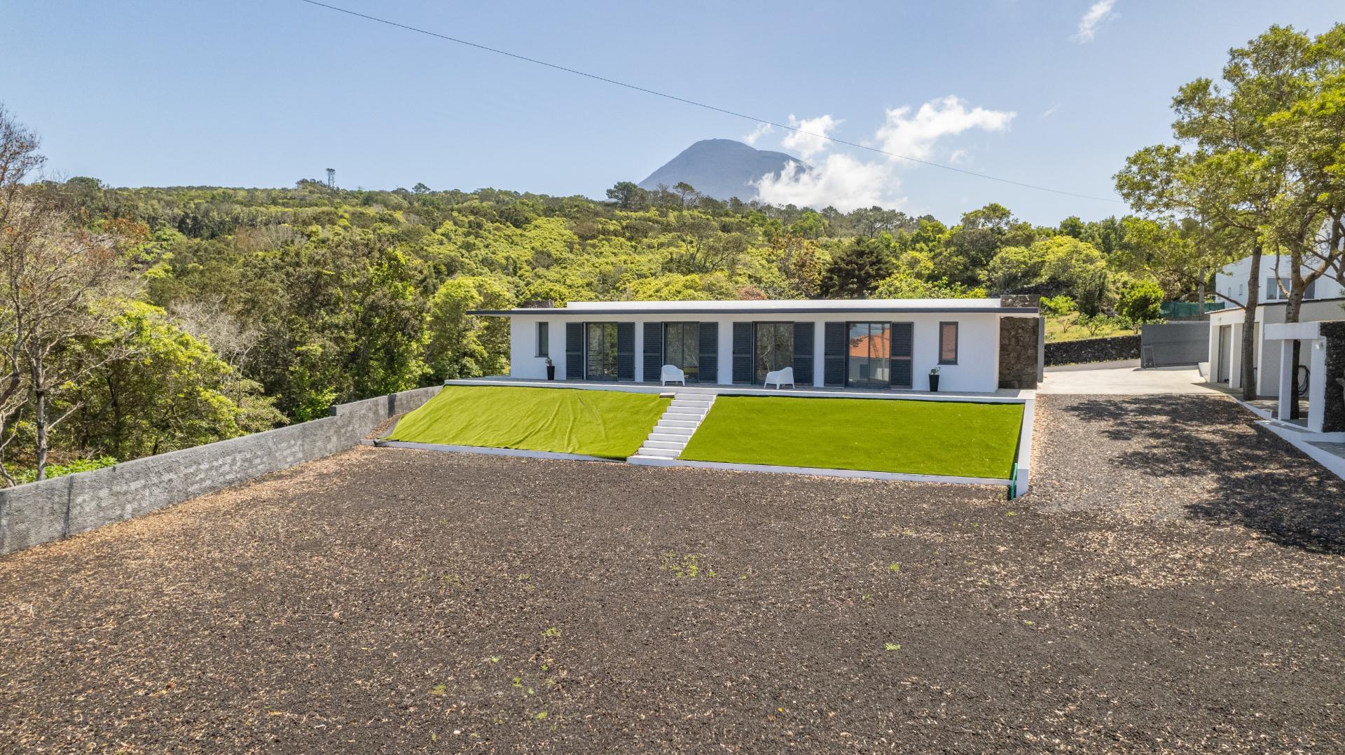 VENDE-SE MORADIA NA CANDELÁRIA, MADALENA DO PICO