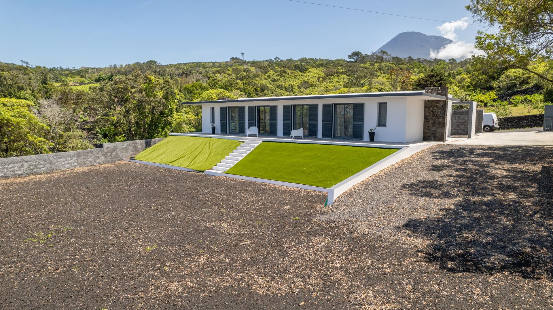 VENDE-SE MORADIA NA CANDELÁRIA, MADALENA DO PICO