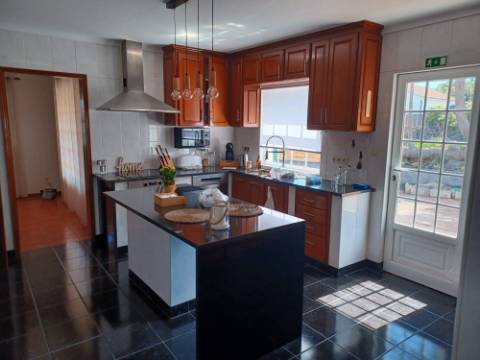 VENDE-SE EXCELENTE MORADIA EM SÃO ROQUE DO PICO