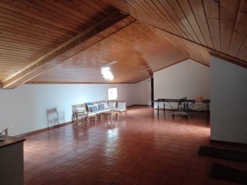 VENDE-SE EXCELENTE MORADIA EM SÃO ROQUE DO PICO