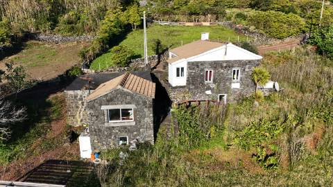 VENDE-SE 2 MORADIAS NAS RELVAS, SÃO MATEUS, ILHA DO PICO
