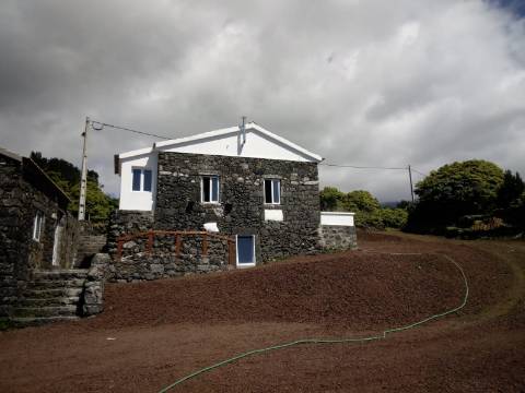 VENDE-SE 2 MORADIAS NAS RELVAS, SÃO MATEUS, ILHA DO PICO