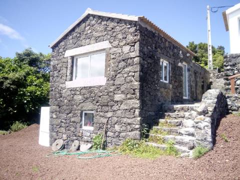 VENDE-SE 2 MORADIAS NAS RELVAS, SÃO MATEUS, ILHA DO PICO