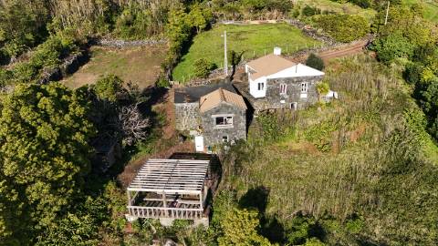 VENDE-SE 2 MORADIAS NAS RELVAS, SÃO MATEUS, ILHA DO PICO