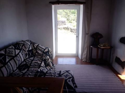 VENDE-SE 2 MORADIAS NAS RELVAS, SÃO MATEUS, ILHA DO PICO