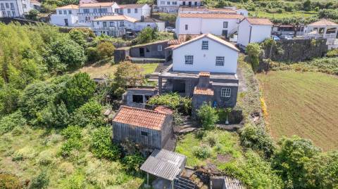 VENDE-SE MORADIA EM SÃO MIGUEL ARCANJO, SÃO ROQUE DO PICO