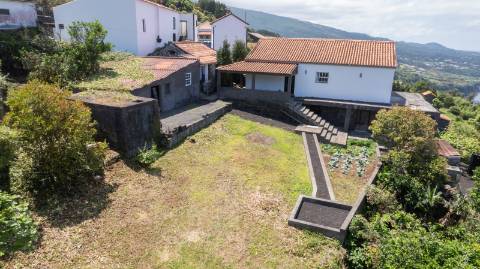 VENDE-SE MORADIA EM SÃO MIGUEL ARCANJO, SÃO ROQUE DO PICO