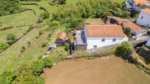 VENDE-SE MORADIA EM SÃO MIGUEL ARCANJO, SÃO ROQUE DO PICO