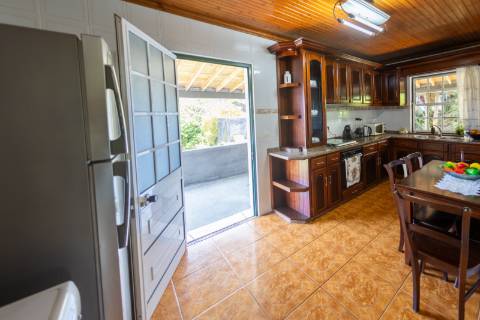VENDE-SE MORADIA EM SÃO MIGUEL ARCANJO, SÃO ROQUE DO PICO