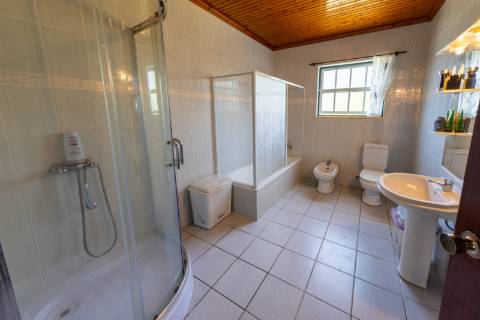 VENDE-SE MORADIA EM SÃO MIGUEL ARCANJO, SÃO ROQUE DO PICO