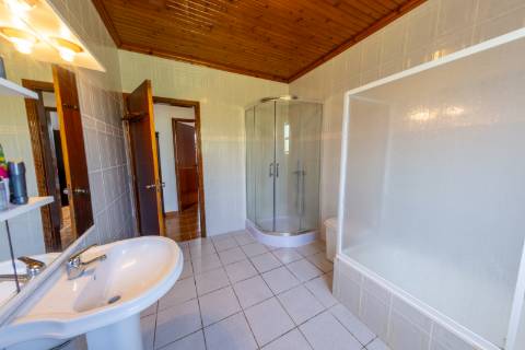 VENDE-SE MORADIA EM SÃO MIGUEL ARCANJO, SÃO ROQUE DO PICO