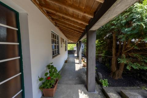 VENDE-SE MORADIA EM SÃO MIGUEL ARCANJO, SÃO ROQUE DO PICO