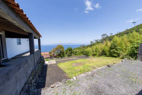 VENDE-SE MORADIA EM SÃO MIGUEL ARCANJO, SÃO ROQUE DO PICO