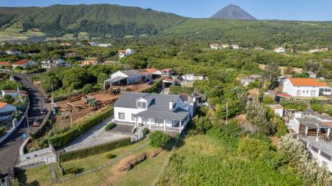 VENDE-SE MORADIA EM SÃO ROQUE DO PICO