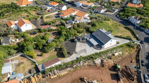 VENDE-SE MORADIA EM SÃO ROQUE DO PICO