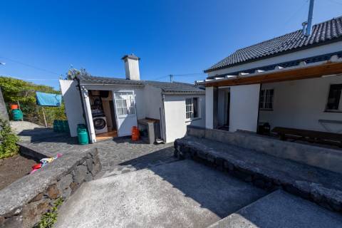 VENDE-SE MORADIA EM SÃO ROQUE DO PICO