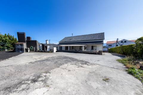 VENDE-SE MORADIA EM SÃO ROQUE DO PICO