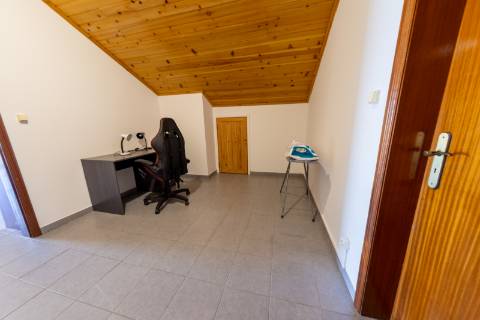 VENDE-SE MORADIA EM SÃO ROQUE DO PICO