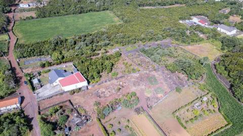 VENDE-SE TERRENO NAS BANDEIRAS, MADALENA DO PICO