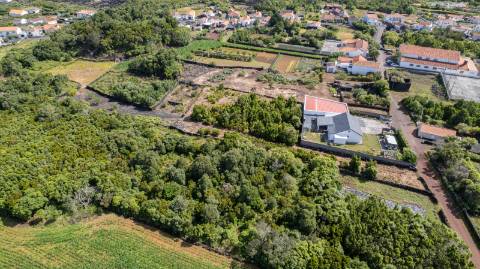 VENDE-SE TERRENO NAS BANDEIRAS, MADALENA DO PICO